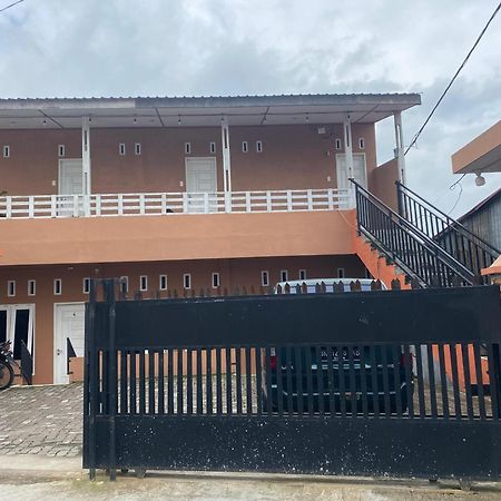 Ron'S Guest House Berastagi Backpacker Rooms Luaran gambar
