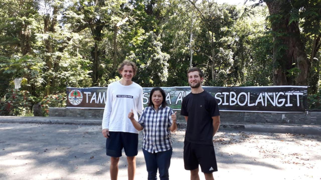 Ron'S Guest House Berastagi Backpacker Rooms Luaran gambar
